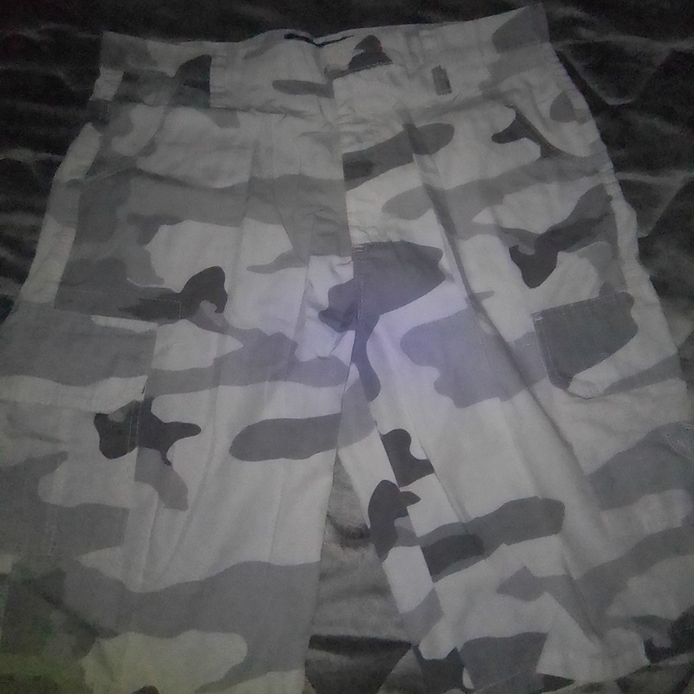Enyce Men's Gray and White Camo Cargo Shorts